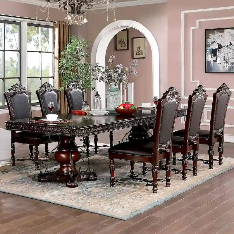 Set da pranzo allungabile in 7 pezzi, color ciliegio scuro, con sedie in similpelle nera, ospita fino a 8 persone