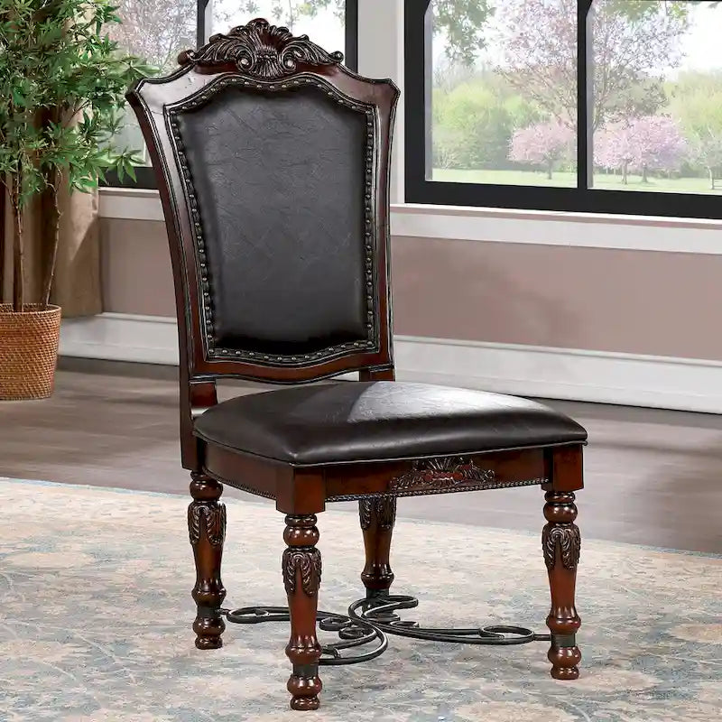 Set da pranzo allungabile in 7 pezzi, color ciliegio scuro, con sedie in similpelle nera, ospita fino a 8 persone