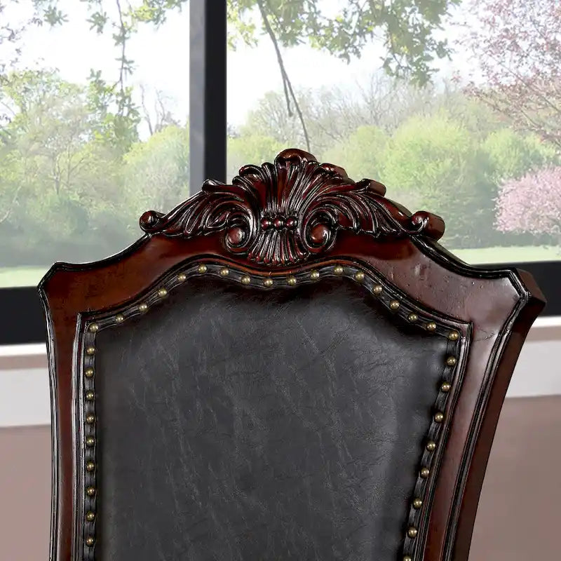 Set da pranzo allungabile in 7 pezzi, color ciliegio scuro, con sedie in similpelle nera, ospita fino a 8 persone