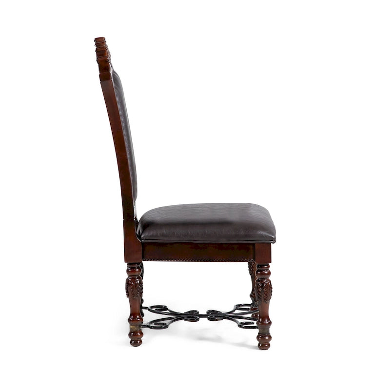 Set da pranzo allungabile in 7 pezzi, color ciliegio scuro, con sedie in similpelle nera, ospita fino a 8 persone