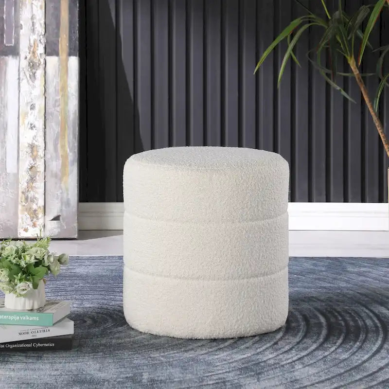 Poggiapiedi rotondo con canali in ecopelle color caramello e bouclé bianco crema – Posto singolo