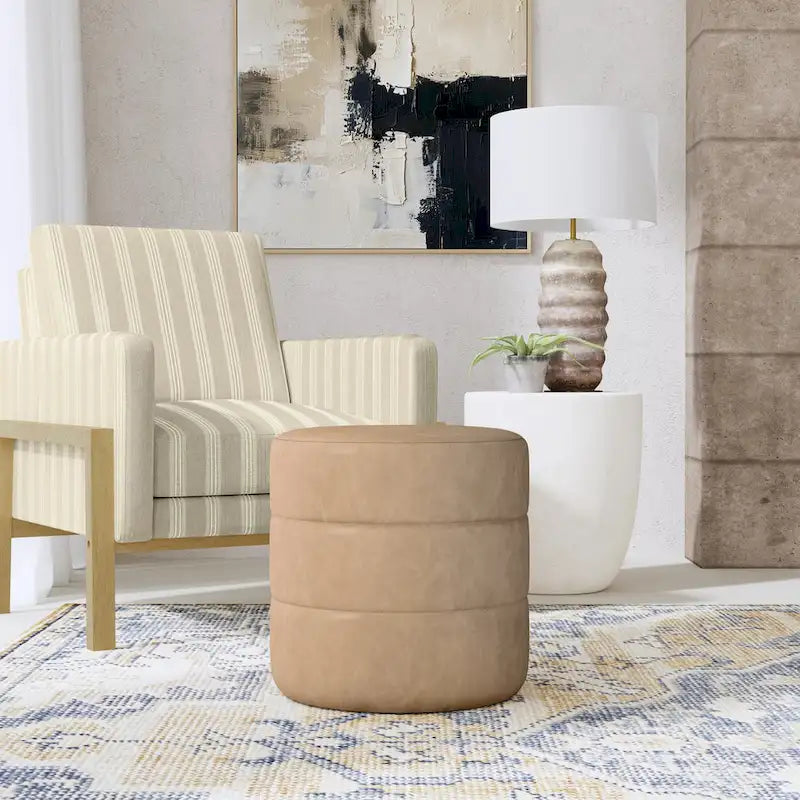 Poggiapiedi rotondo con canali in ecopelle color caramello e bouclé bianco crema – Posto singolo