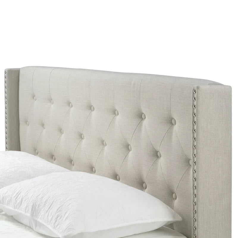 Letto imbottito in tessuto beige – Trapuntatura a bottoni e ali con borchie – Twin / Queen / King