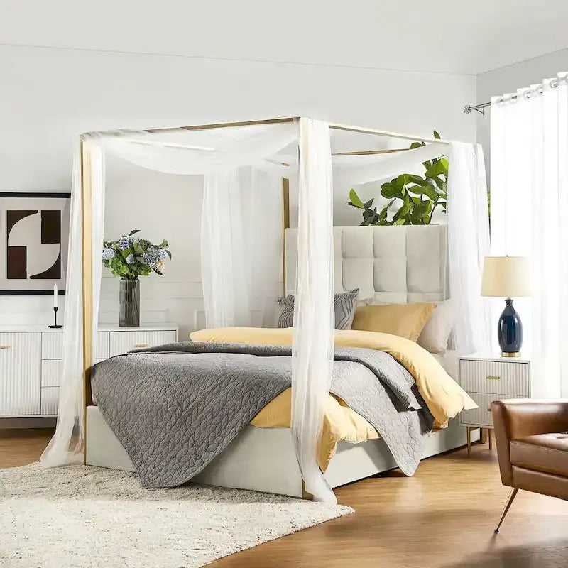 Letto a Baldacchino Imbottito Avorio con Testiera Trapuntata e Struttura in Metallo – Queen/King